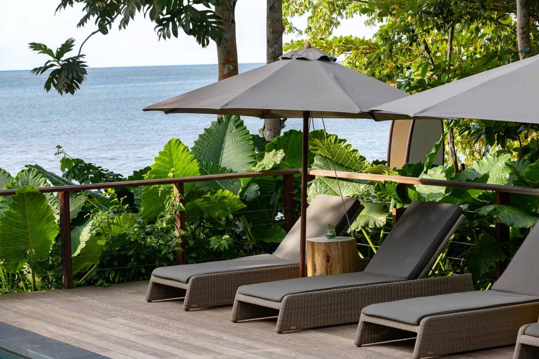 Du bord de la piscine, on admire l’océan en contrebas