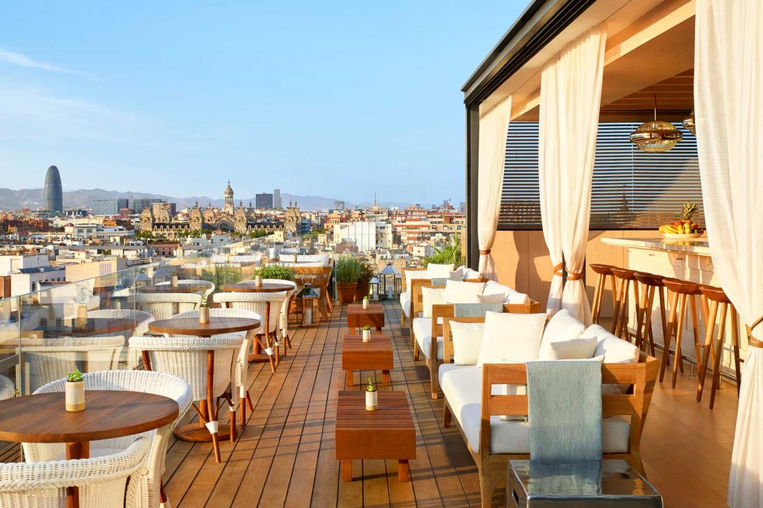 Si l’hôtel abrite un lieu secret et hybride au niveau -1, Cabaret, c’est sur son toit qu’il entend bien faire la différence