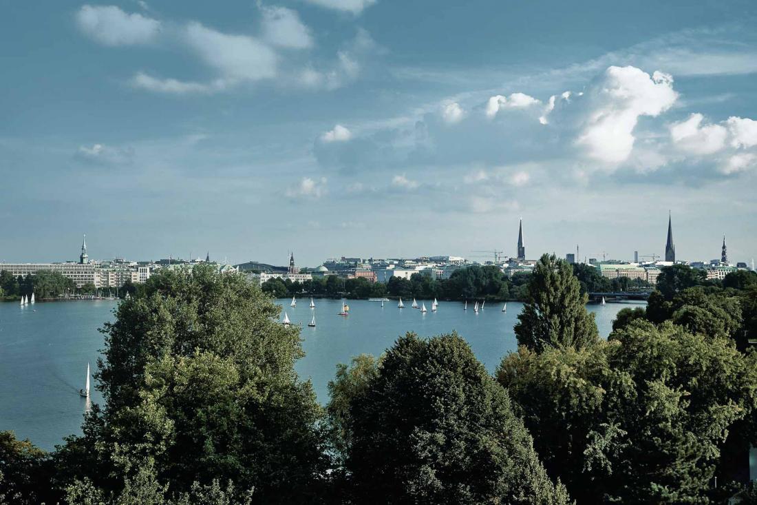 The Fontenay Hamburg est situé dans une oasis de verdure, dans l’un des quartiers les plus exclusifs de la métropole allemande