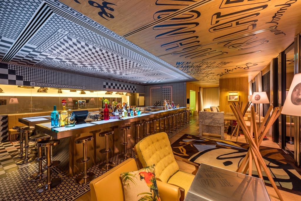 Le design du LAUGH, l’un des restaurants-bars de l’hôtel, n’est pas sans rappeler le travail de Starck au Mama Shelter