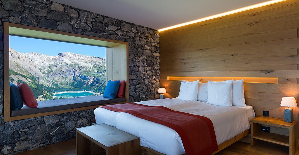 On retrouve dans les chambres des vues à couper le souffle sur les montagnes alentours