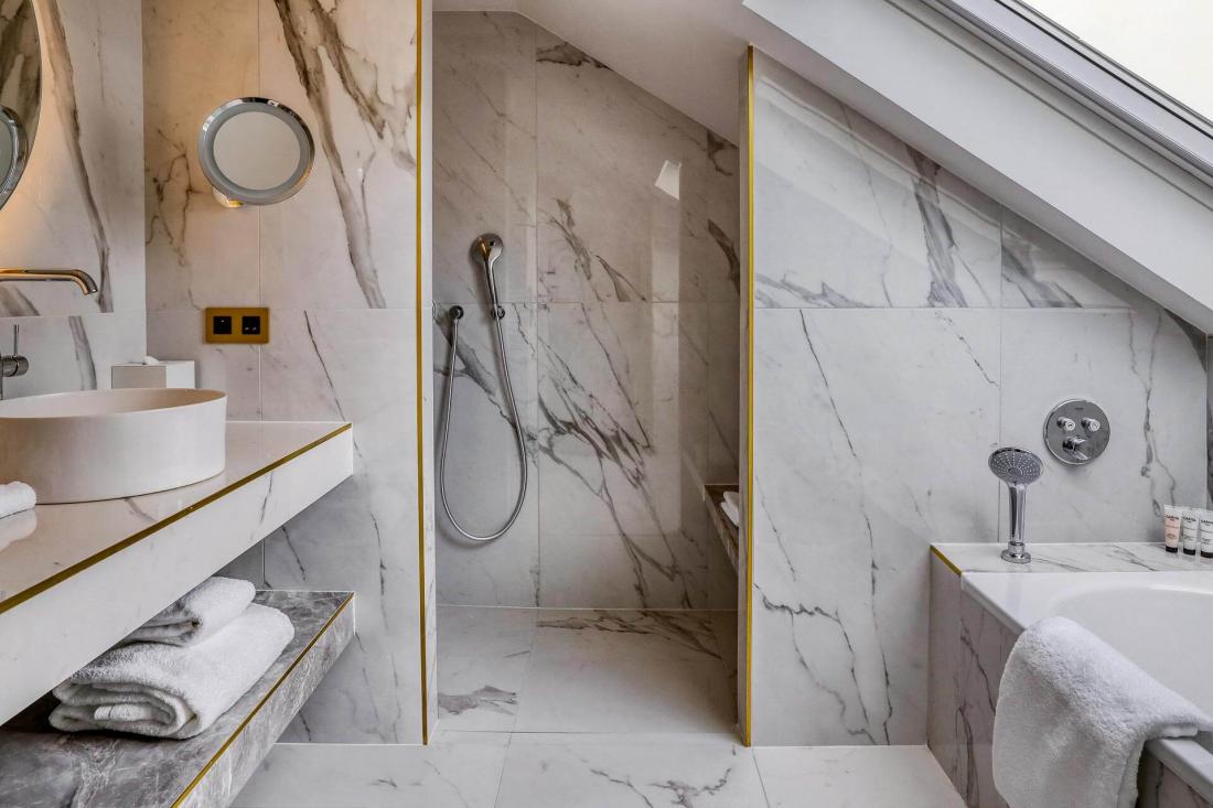 Pensée comme un appartement parisien, elle possède une salle de bain de marbre blanc