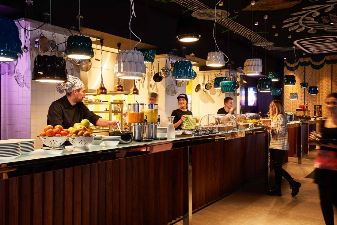 ... et sa cuisine ouverte vers la salle