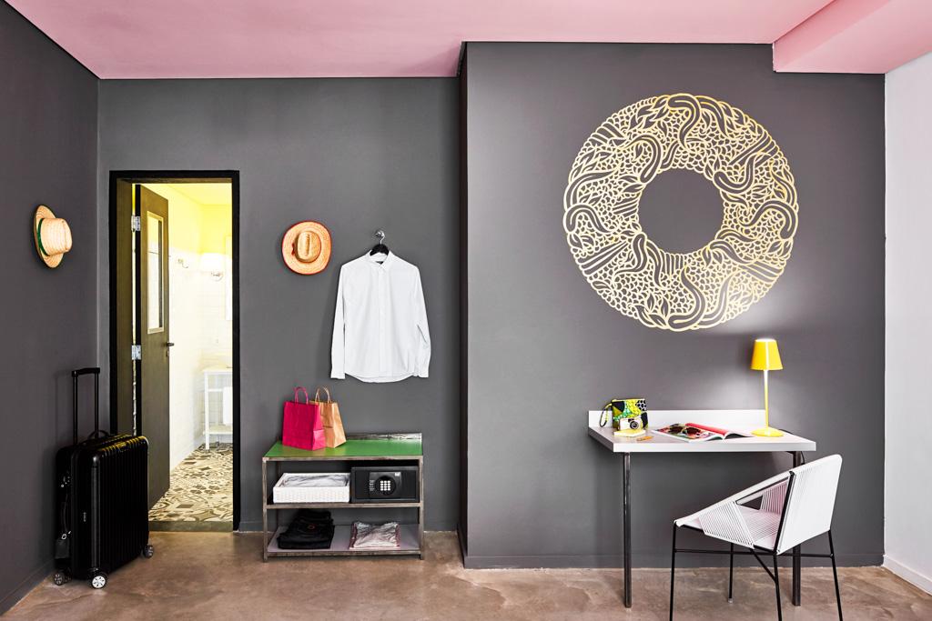 Avec ses couleurs vives, l’hôtel propose une expérience hôtelière qui ne se prend pas la tête