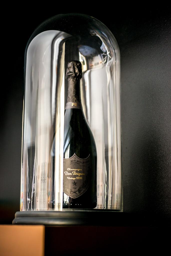 La véritable star de la Suite, c’est cette bouteille : le Dom Pérignon P2 1998, l’une des grandes fiertés de la maison