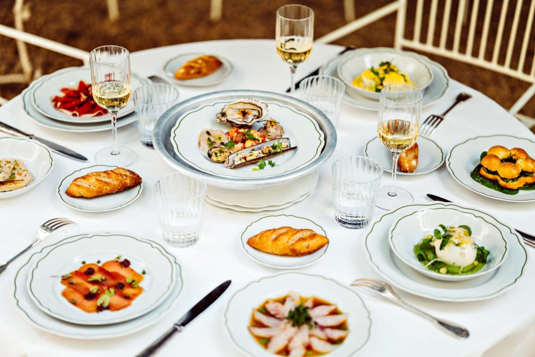 Table d’été, nappée, al fresco, dans le patio