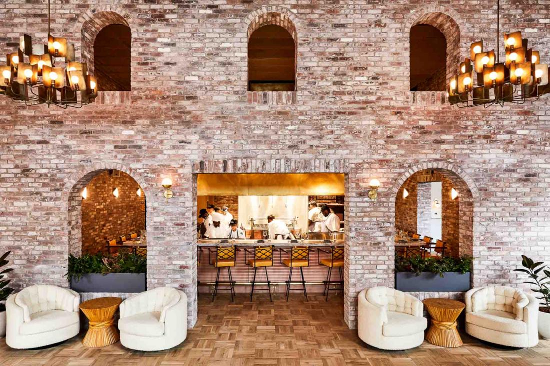 Situé dans le Lobby, Klein, le restaurant principal, proposera du matin au soir des classiques d’inspiration américaine.