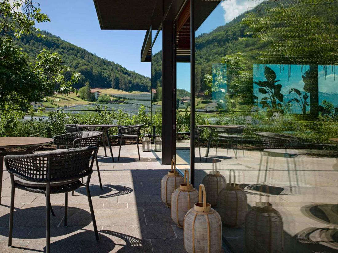 Aux beaux jours, on se déplace en terrasse pour déjeuner au milieu des montagnes