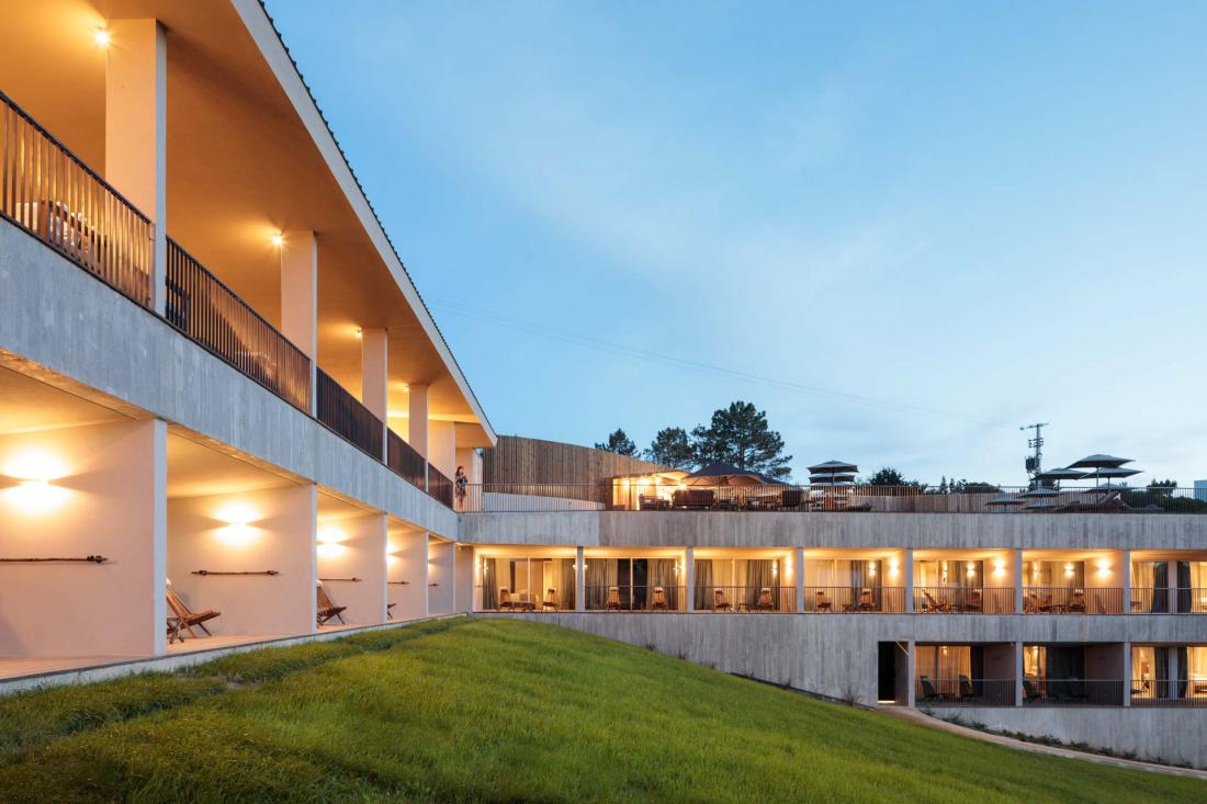 Chaque chambre possède terrasse ou balcon pour une ouverture maximale sur la nature 