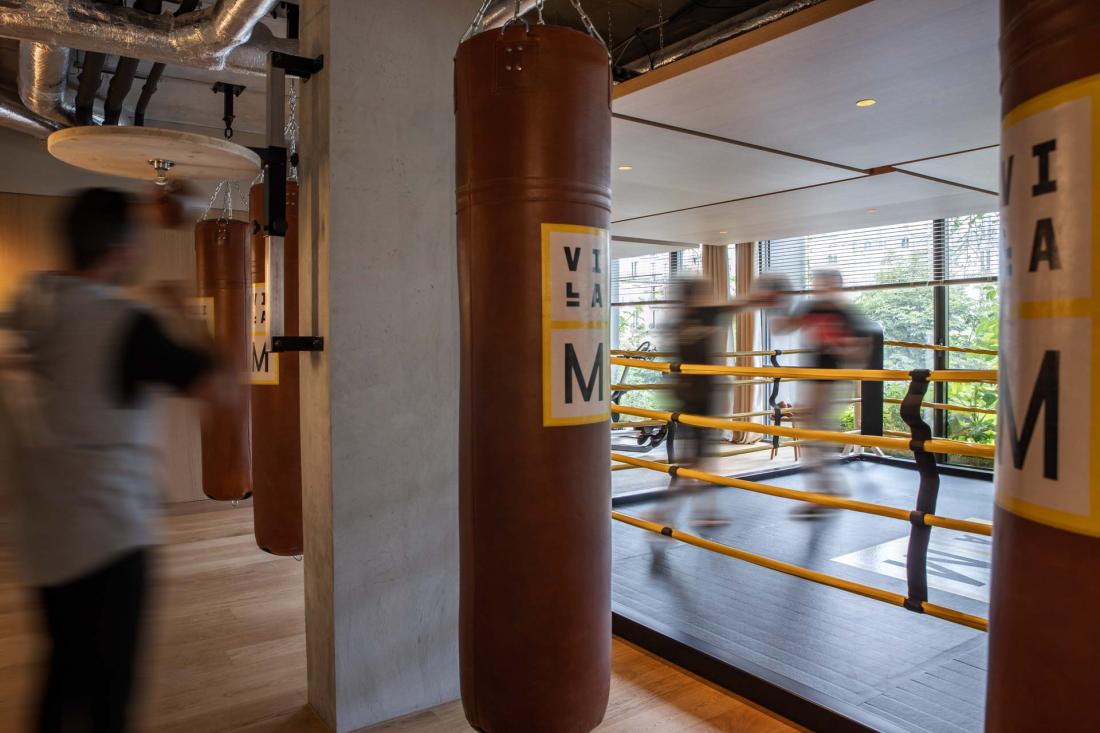 Le club de fitness compte un ring de boxe, réservé aux membres