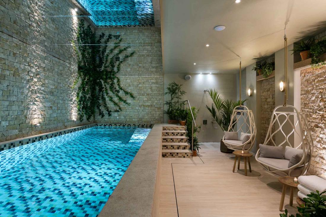 Direction, enfin, le niveau -1, où se situe l’espace bien-être : piscine avec banc d’hydromassage, sauna, salle de fitness et espace relaxation