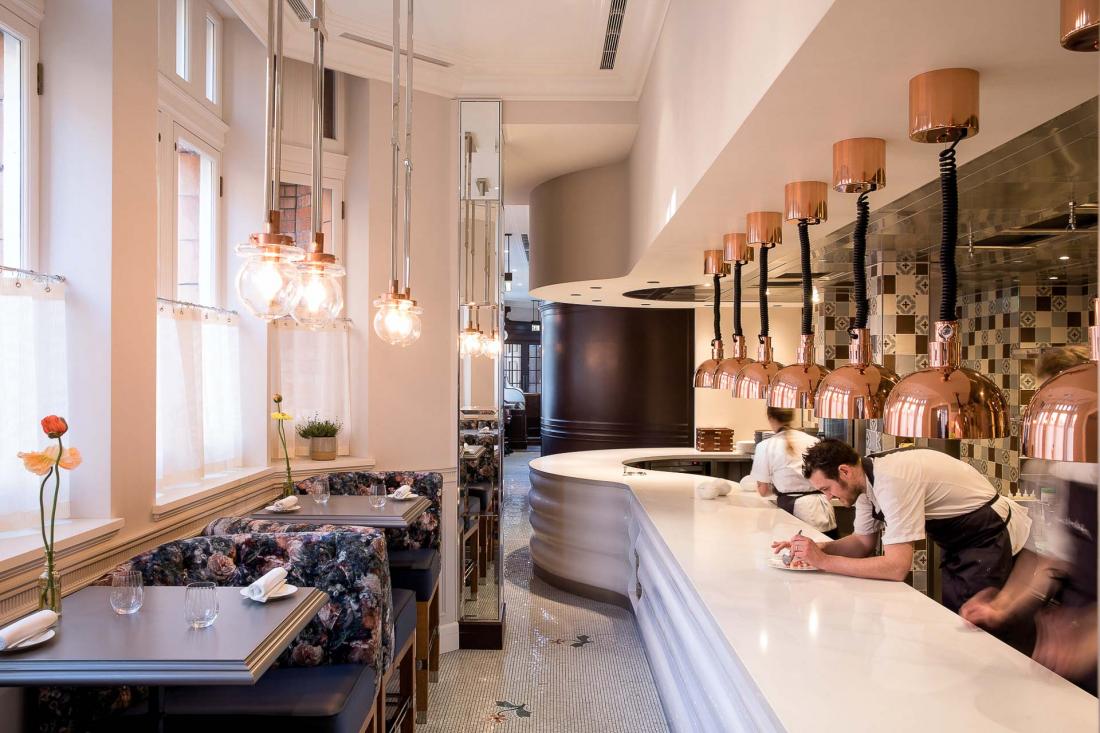 Depuis le comptoir du restaurant, les convives peuvent apprécier la virtuosité des cuisiniers.
