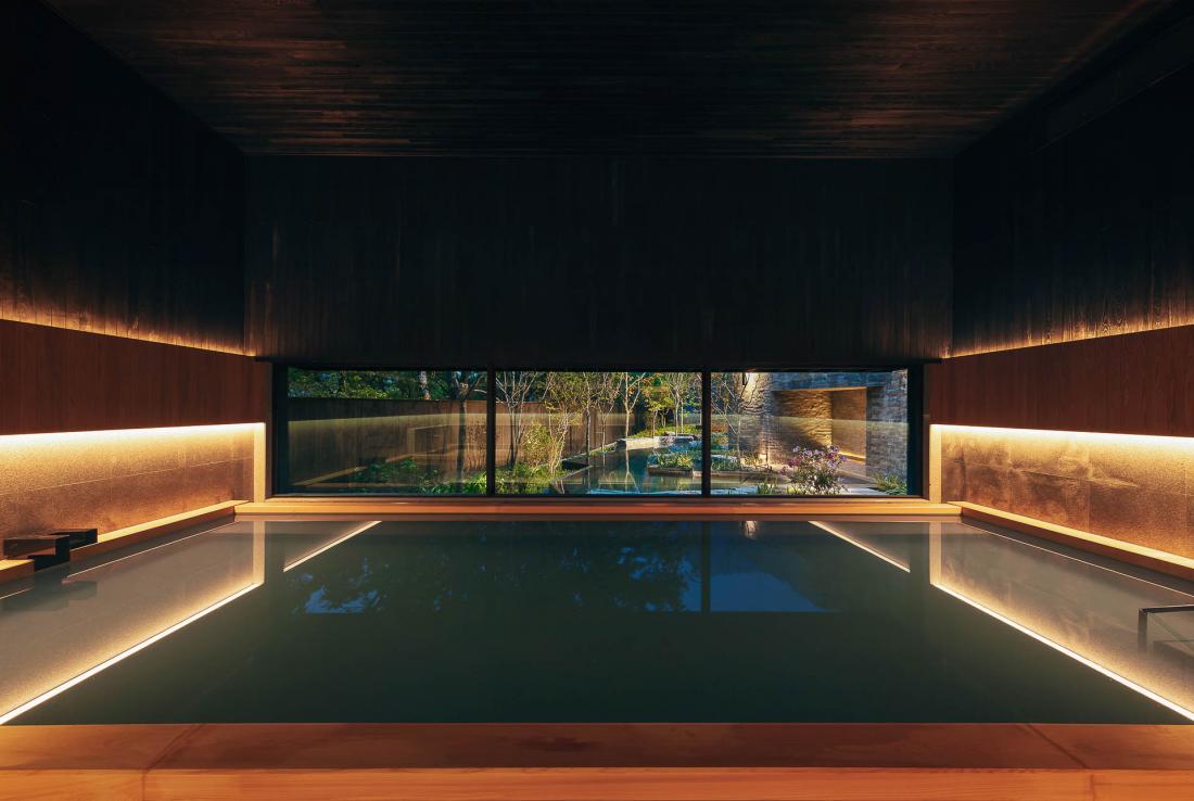 Le bain extérieur se décline à l’intérieur, toujours rempli par les sources.