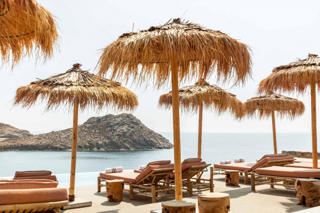 Les transats au bord de la piscine permettent de se rafraichir en admirant la crique déserte.