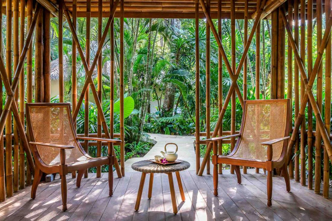 Dans le spa, cinq villas sont dispersées le long d’un petit ruisseau, au milieu des sons et odeurs de la forêt.