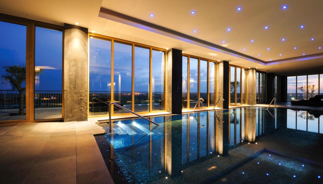 Un grand spa avec piscine intérieure est également au programme du resort...