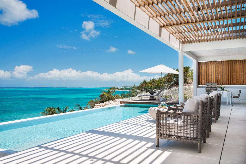 Chaque villa dispose d’une piscine infinity chauffée...