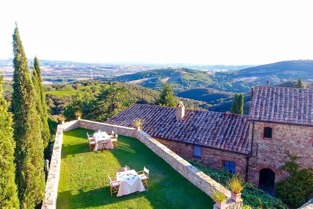 Le soir venu, la terrasse devient un point de vue idéal pour admirer les vallons de Toscane, dans le silence le plus total 