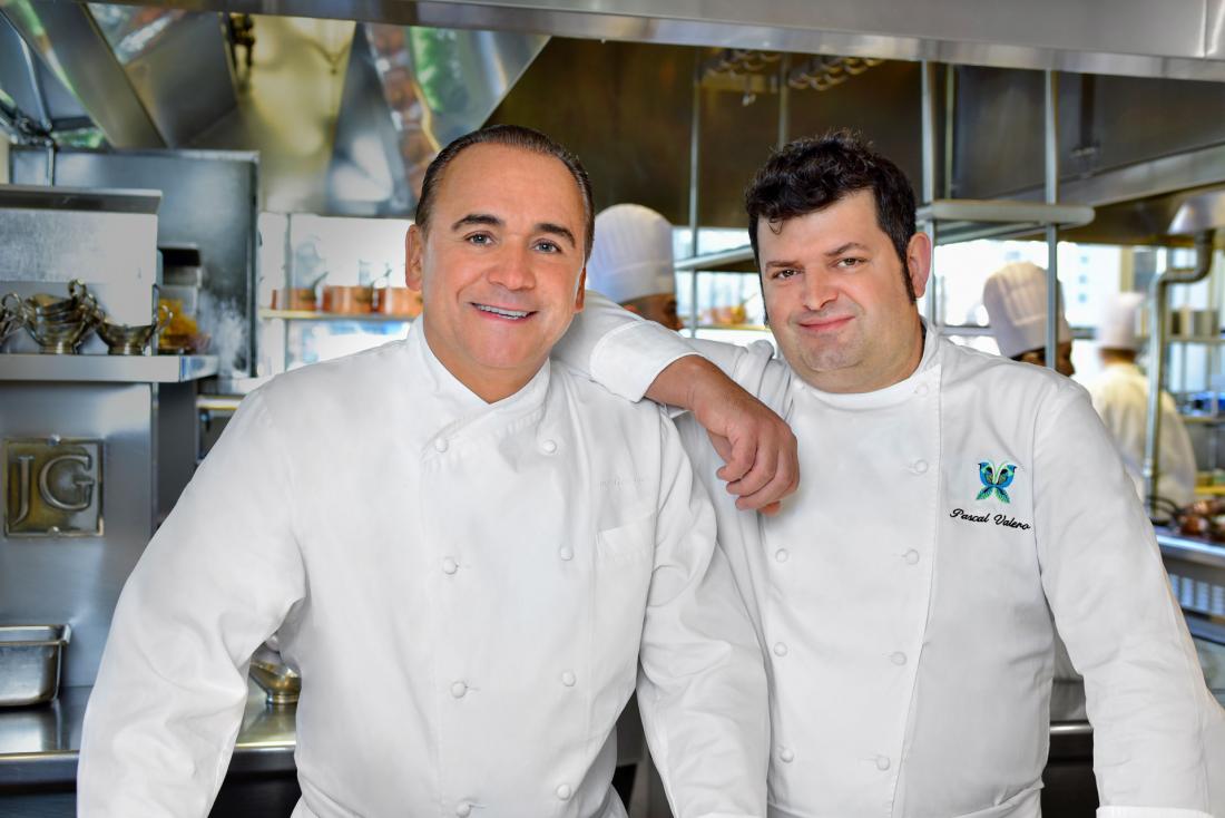 Le chef multi-étoile Jean-Georges Vongerichten a imaginé l’offre gastronomique de l’hôtel. Il pose ici avec le chef exécutif, Pascal Valero