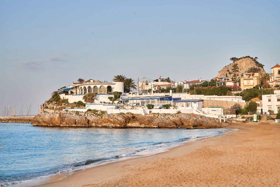 Little Beach House Barcelona est situé à deux pas du centre de Garraf, un village de pêcheurs historique de la côte