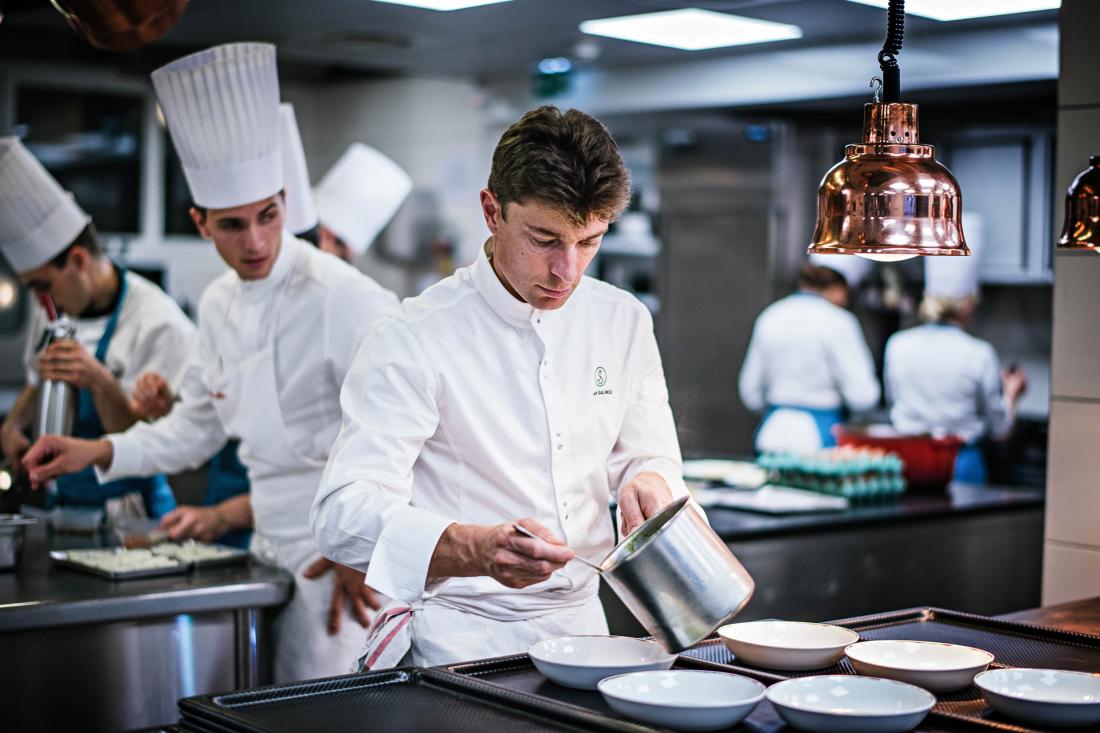 En cuisine officie le nouveau maître des lieux, le chef Jean Sulpice, ancien élève de Marc Veyrat