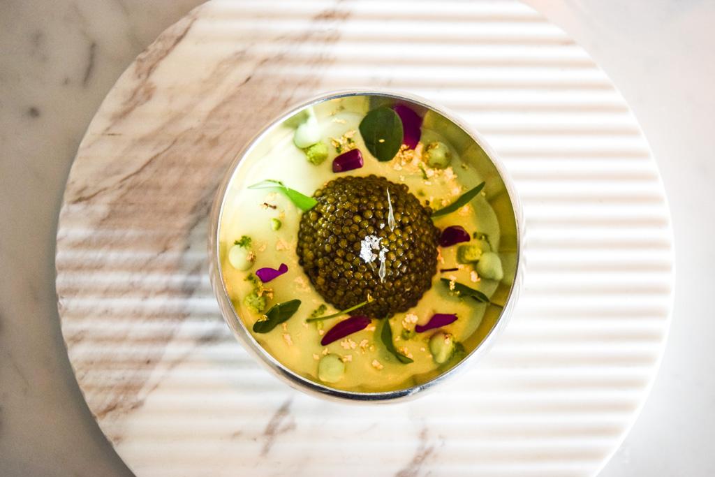 Alain Ducasse a imaginé avec Franck Cerutti un dîner la singularité de cette cuvée exceptionnelle de champagne. Pour commencer, une entrée autour du caviar
