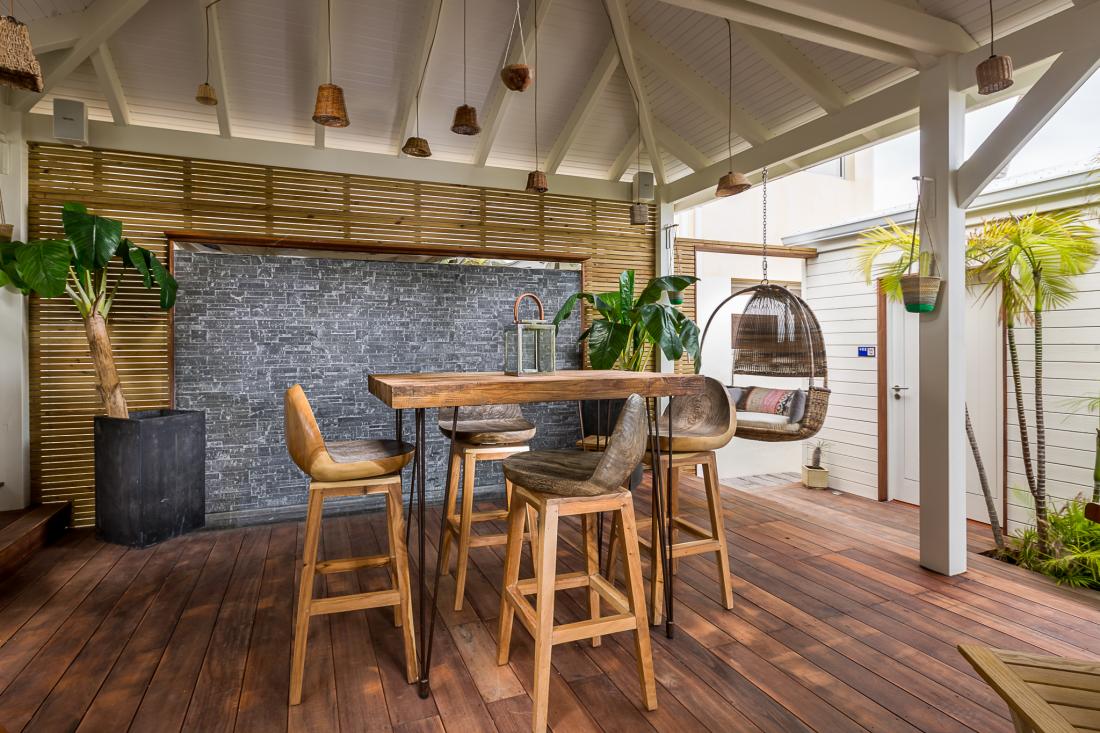 Atmosphère laidback sur la terrasse de l’hôtel