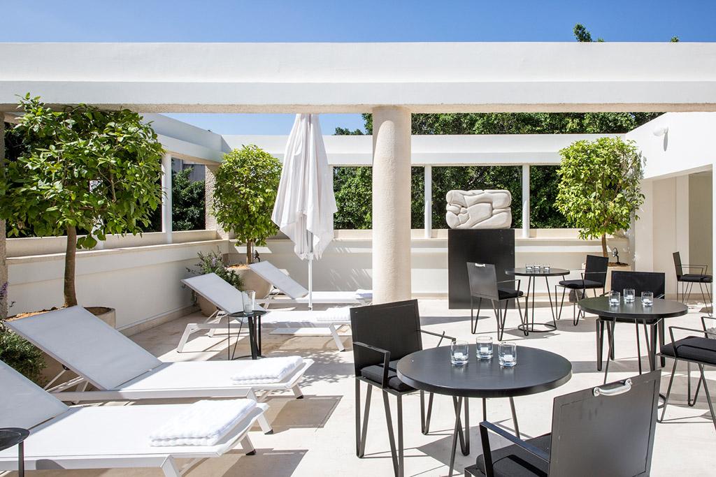 Sur le toit de la villa, un espace rooftop a été imaginé pour permettre aux hôtes de se relaxer ou de bronzer