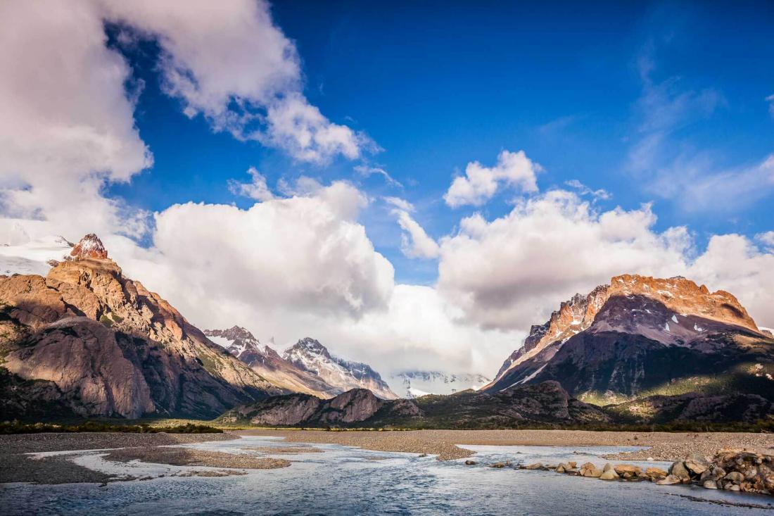 Le rio Eléctrico est entouré de hautes montagnes et de glaciers