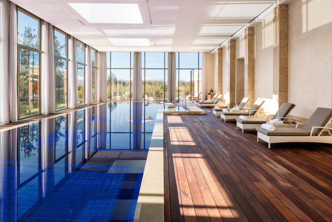 La piscine intérieure au spa, qui compte aussi une piscine extérieure, un centre de fitness et un salon de beauté La piscine intérieure au spa, qui compte aussi une piscine extérieure, un centre de fitness et un salon de beauté