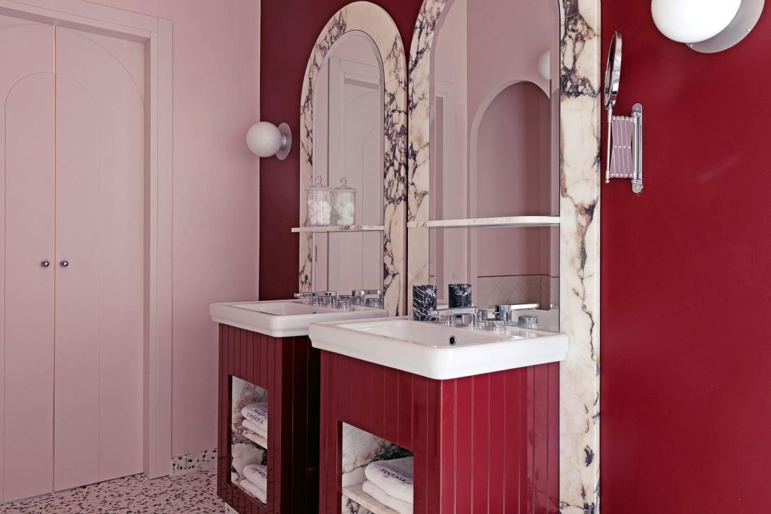 Chaque salle de bain dispose d’un marbre de couleur différente, et d’une identité unique