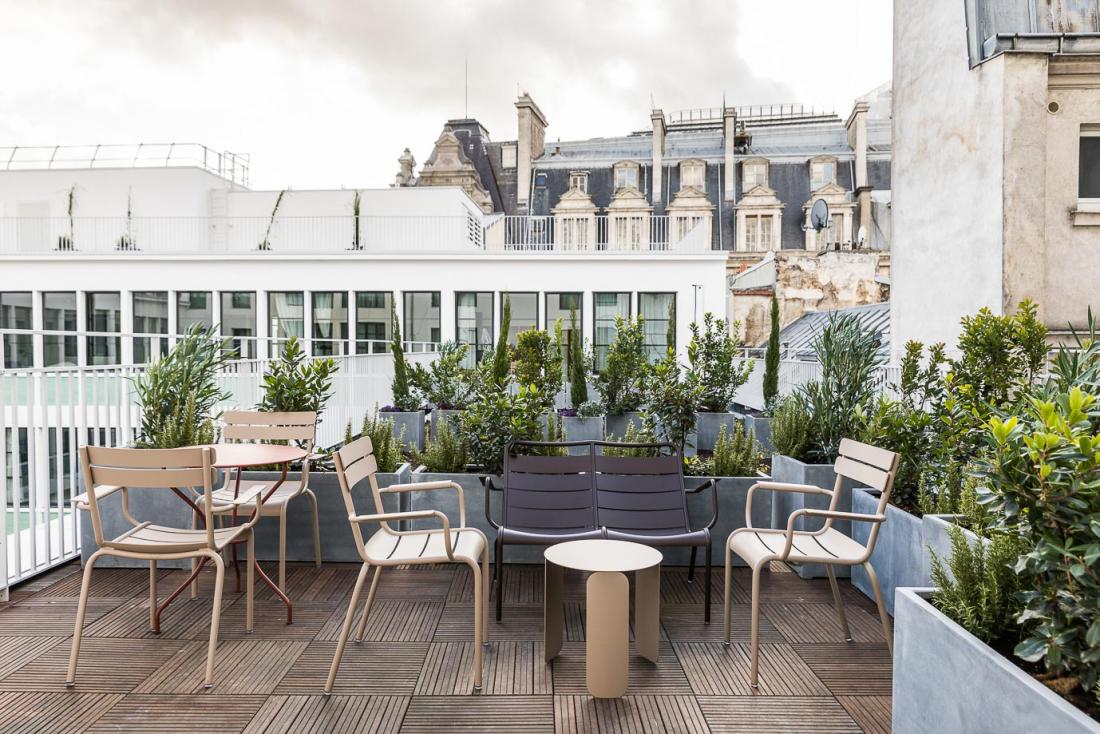 Deux des suites possèdent une terrasse avec vue sur les toits parisiens.