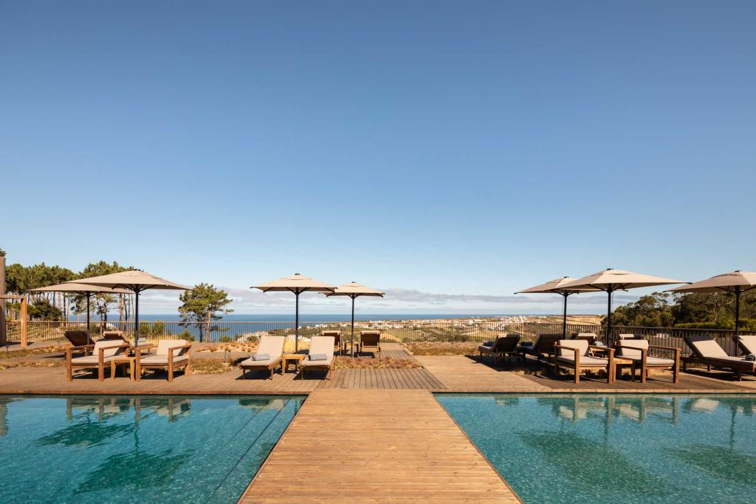 Le bâtiment principal accueille la piscine sur son toit, avec vue sur l’Atlantique