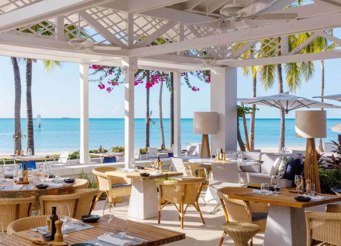 Le restaurant Veranda est situé au bord de l’eau, pour une ambiance décontractée de bord de mer