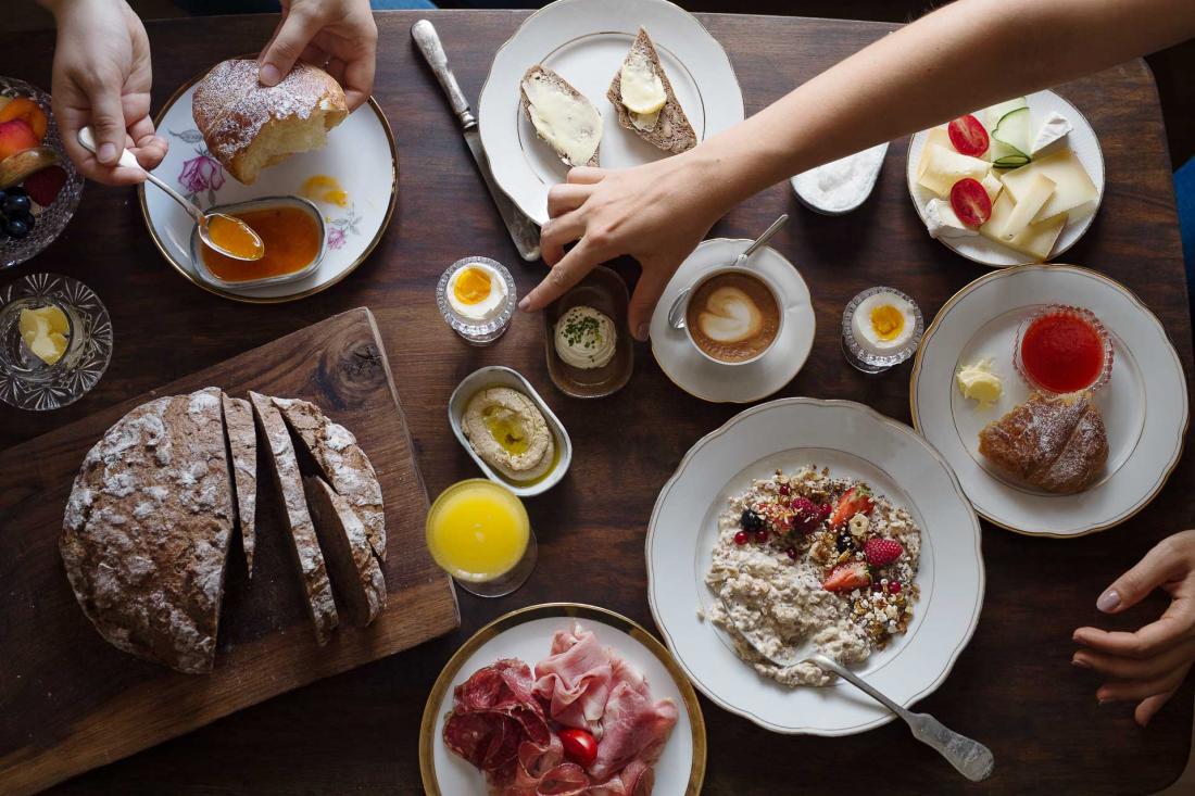 La cuisine maison raffinée varie selon la saison, tout comme la carte des vins du Sud Tyrol ou du Trentin.