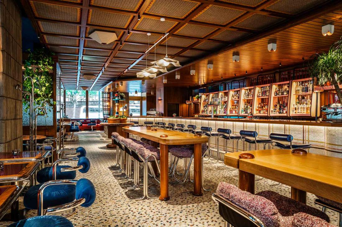 Le bar Double Standard offre une sélection de bières et cocktails classiques twistés.