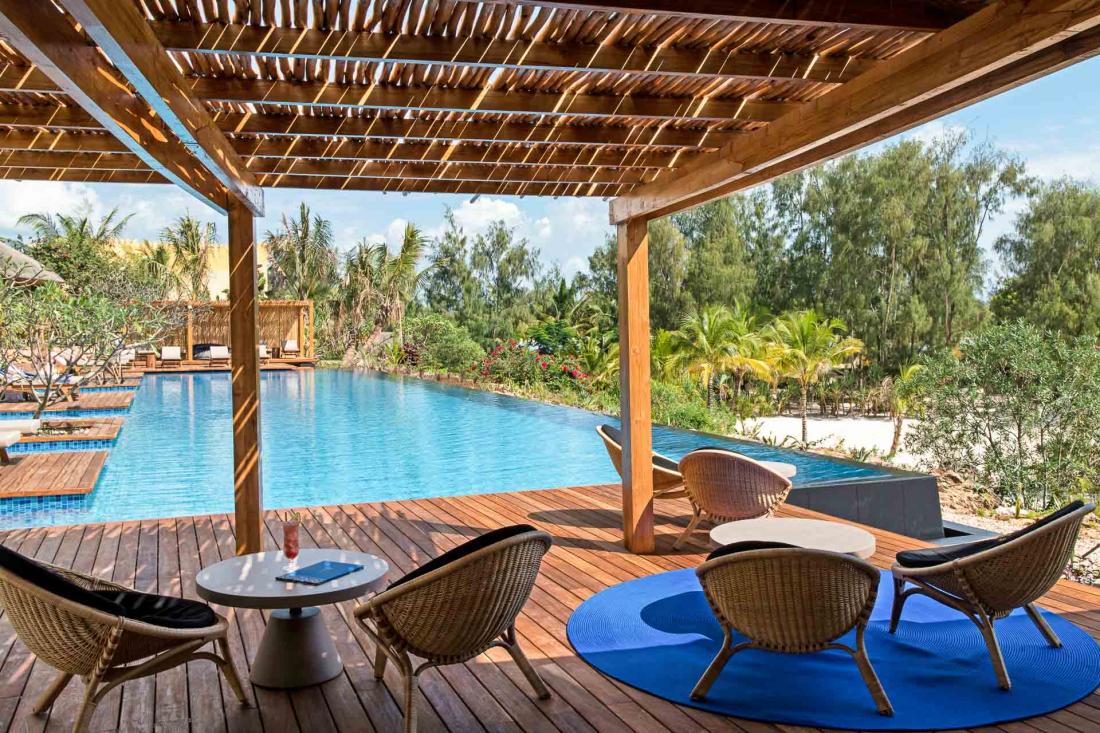 Le Peponi Bar et le Dhow Bar, au bord de la piscine et sur la plage, servent cocktails et smoothies à l’envie.