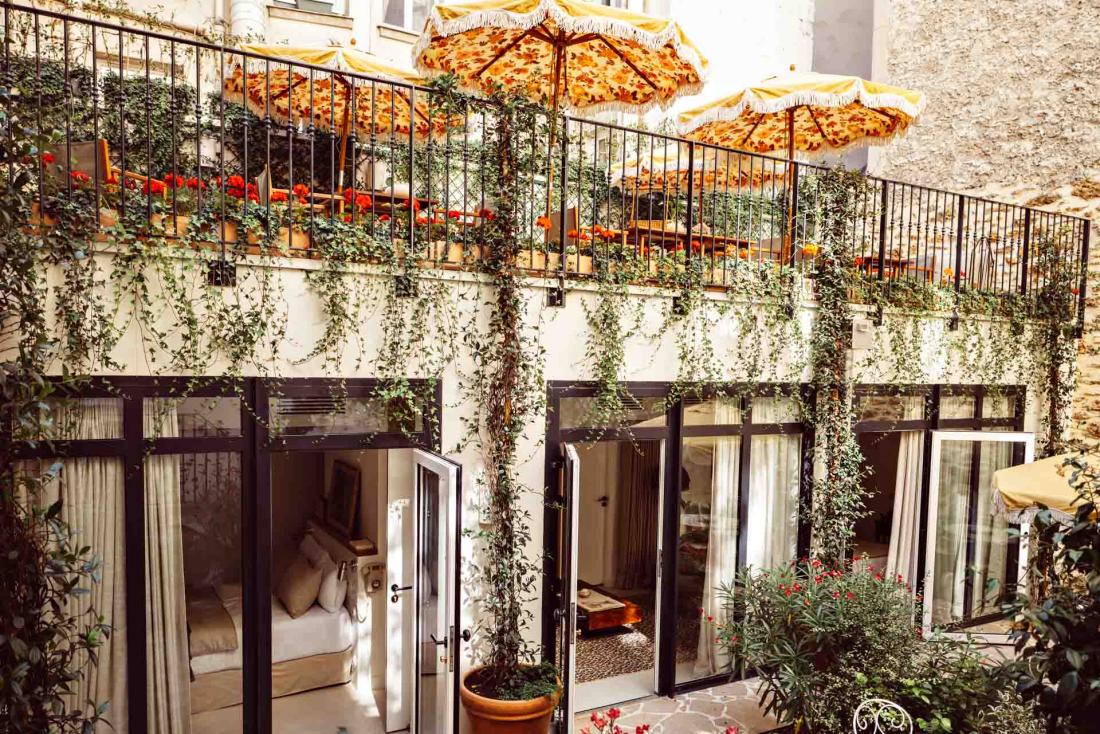 Les terrasses abritées s’inspirent des salons de jardin 1900 et des restaurants minorquins aux Baléares 
