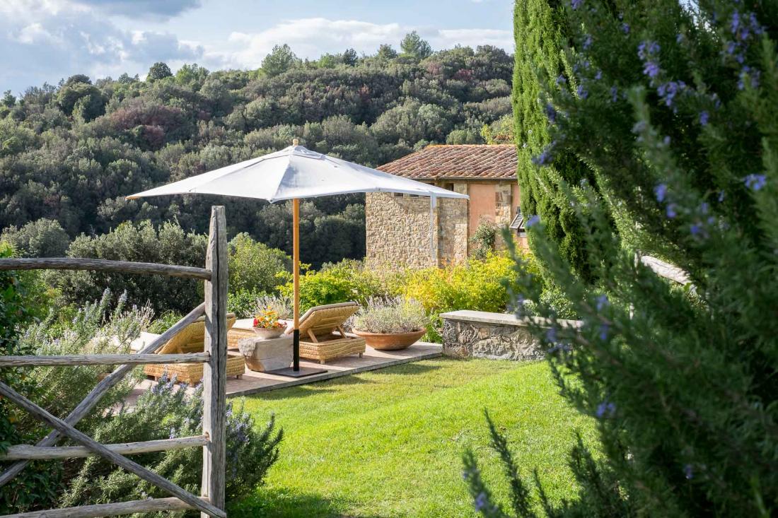 Alors que la journée, les transats permettent de prendre des bains de soleil tout en profitant de la quiétude Alors que la journée, les transats permettent de prendre des bains de soleil tout en profitant de la quiétude