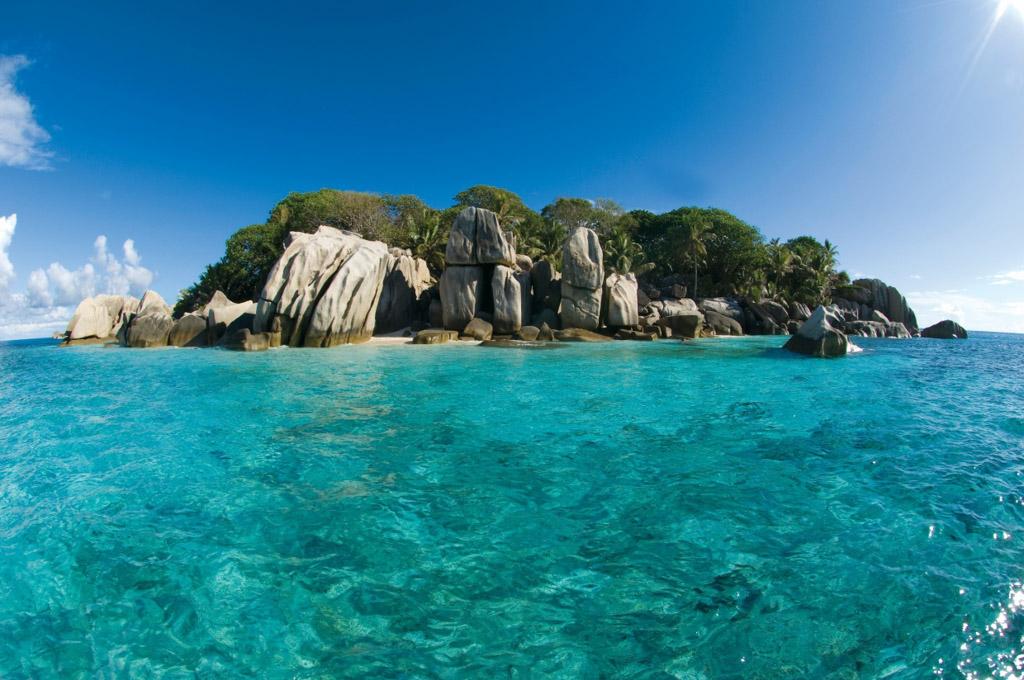 Vue sur Coco Island, petit îlot au large de Félicité