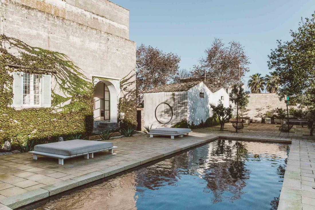 Toutes les chambres ont vues sur les patios végétalisés, la piscine ou la piazzetta centrale du village.