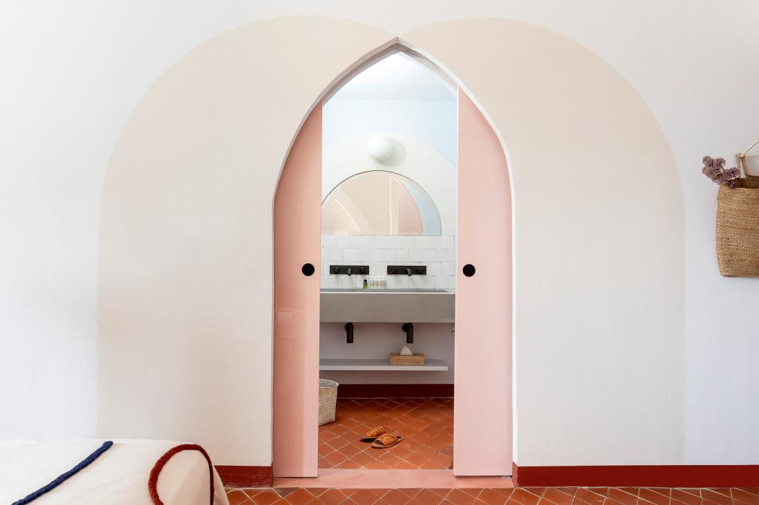 Dans le prolongement des chambres, les salles de bain dévoilent un décor simple et élégant, mâtiné de touches colorées