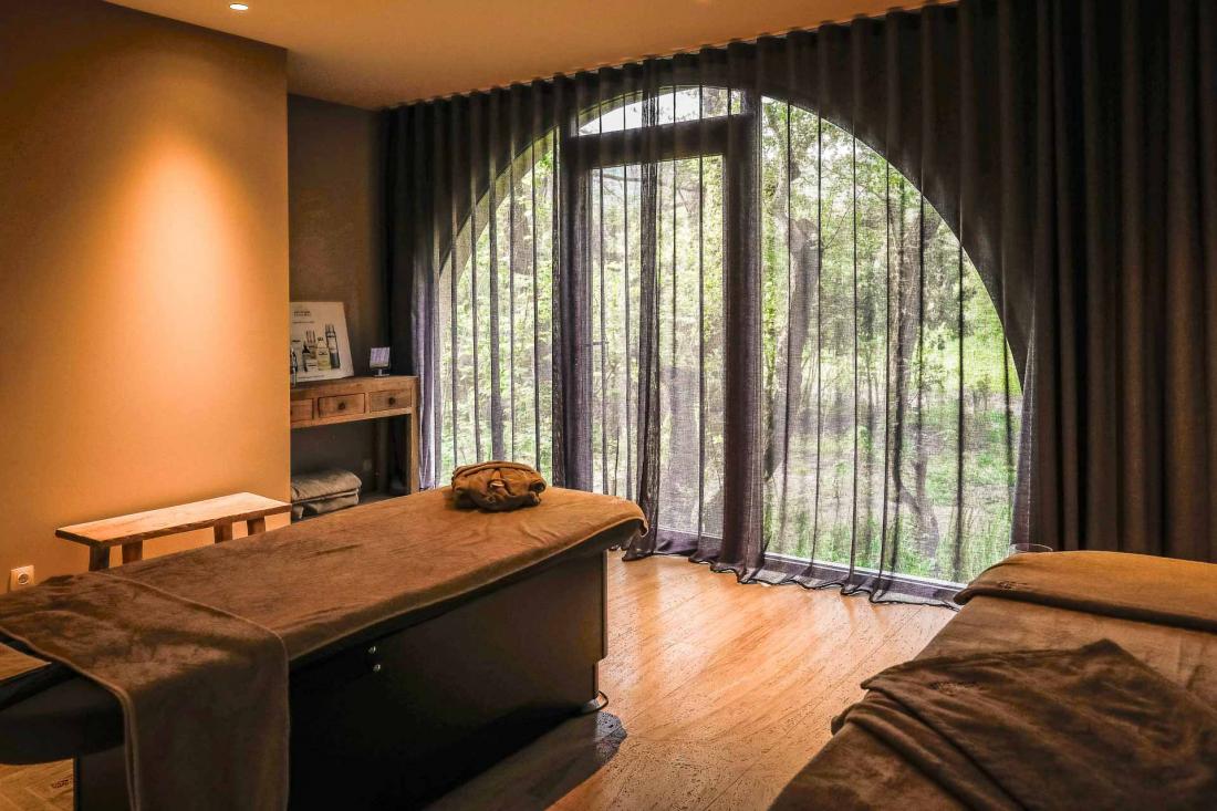 Côté bien-être, l’hôtel peut compter sur un Spa de 350 m2 avec 4 cabines de soin, un sauna, un hammam, un jacuzzi et une piscine intérieure