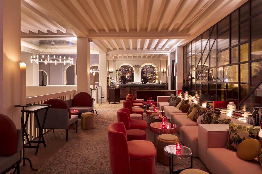 Le bar est l’autre lieu de vie sociale de l’hôtel, destiné à séduire une clientèle glamour
