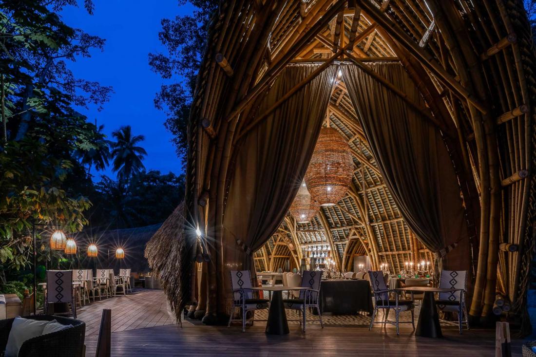 L’audacieuse architecture du restaurant se distingue par imposant auvent en bambou naturel