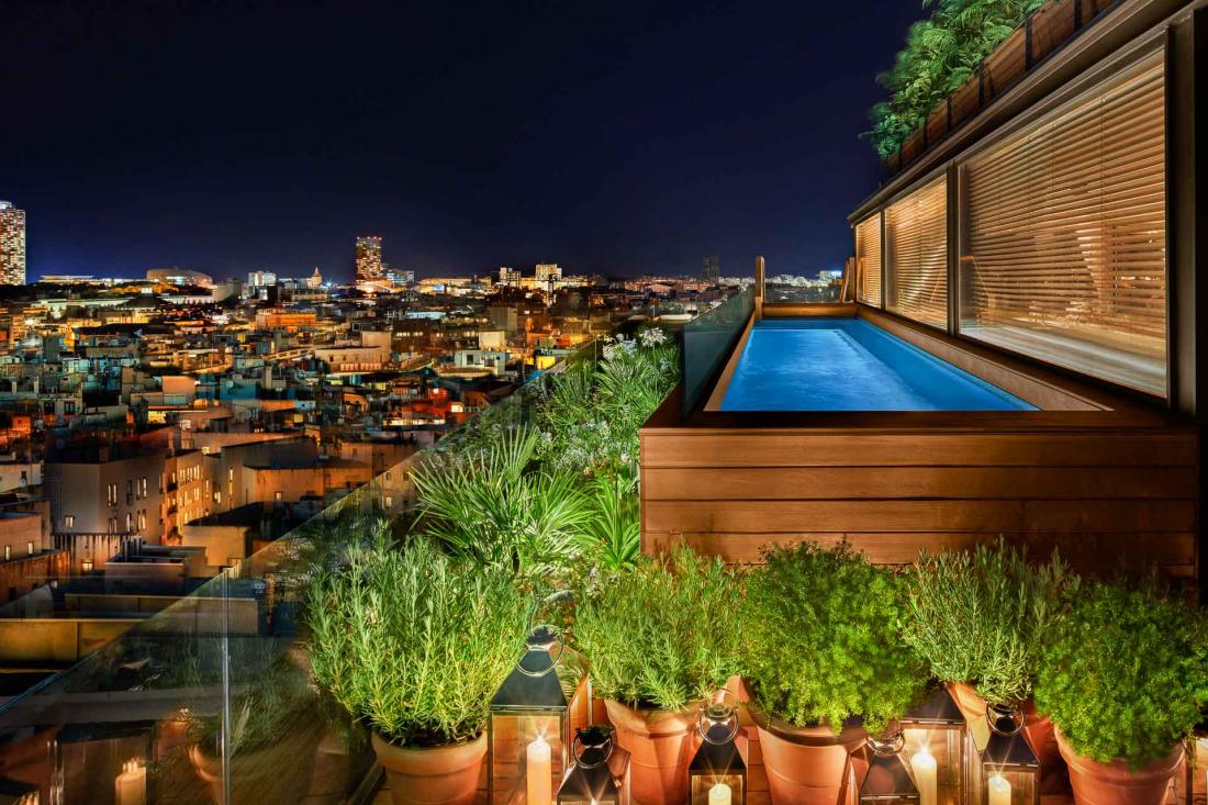 Couloir de nage, piscine et espace intérieur pour les jours frais ou pluvieux, ce rooftop est l’un des seuls de Barcelone à pouvoir accueillir ses hôtes toute l’année sans exception