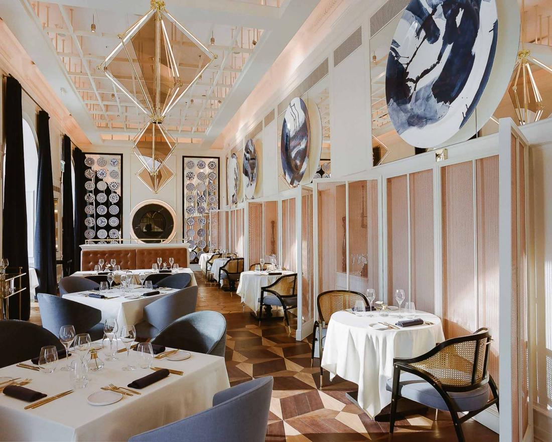 Le Grill Europejski, au décor bleu et blanc évoquant l’art traditionnel de la poterie locale, offre une cuisine polonaise contemporaine. Son décor est signé du fameux studio espagnol Lázaro Rosa Violán