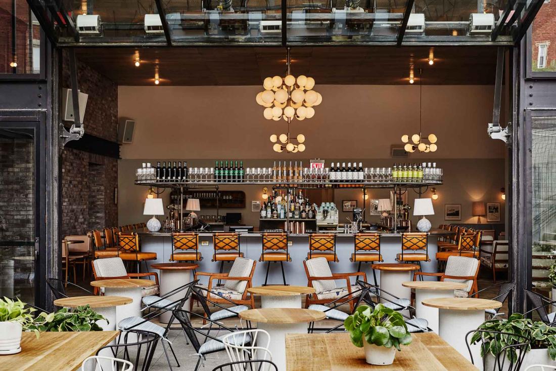 Le deuxième restaurant, Backyard, occupe une mezzanine à l’extérieur où les invites peuvent profiter du soleil ou jouer au ping pong.