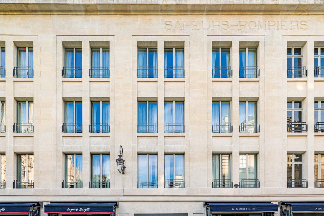 La façade de l’hôtel donne directement sur la place de la cathédrale.