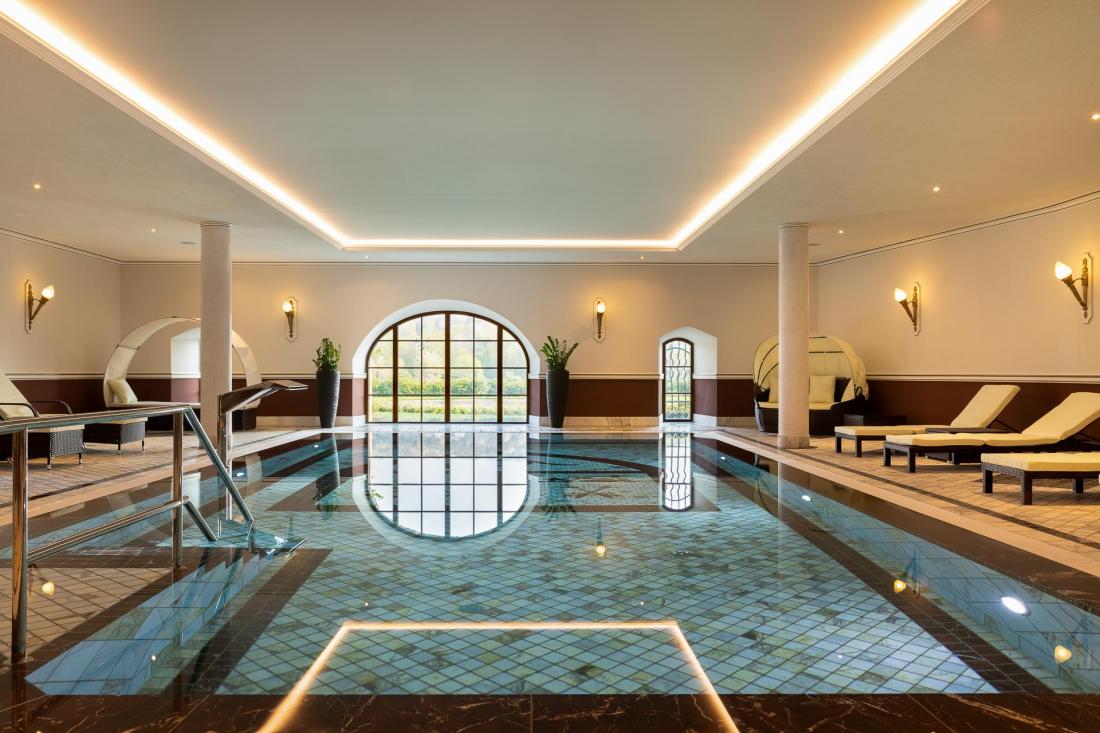 Piscine intérieure flambant neuve et grand spa à l’allemande accueillent les clients.